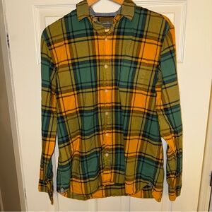 L.L. Bean men’s signature slim fit long sleeved shirt size medium. 100% cotton.